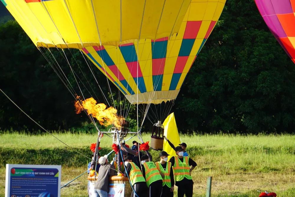 Ê kíp chuẩn bị để thả khinh khí cầu
