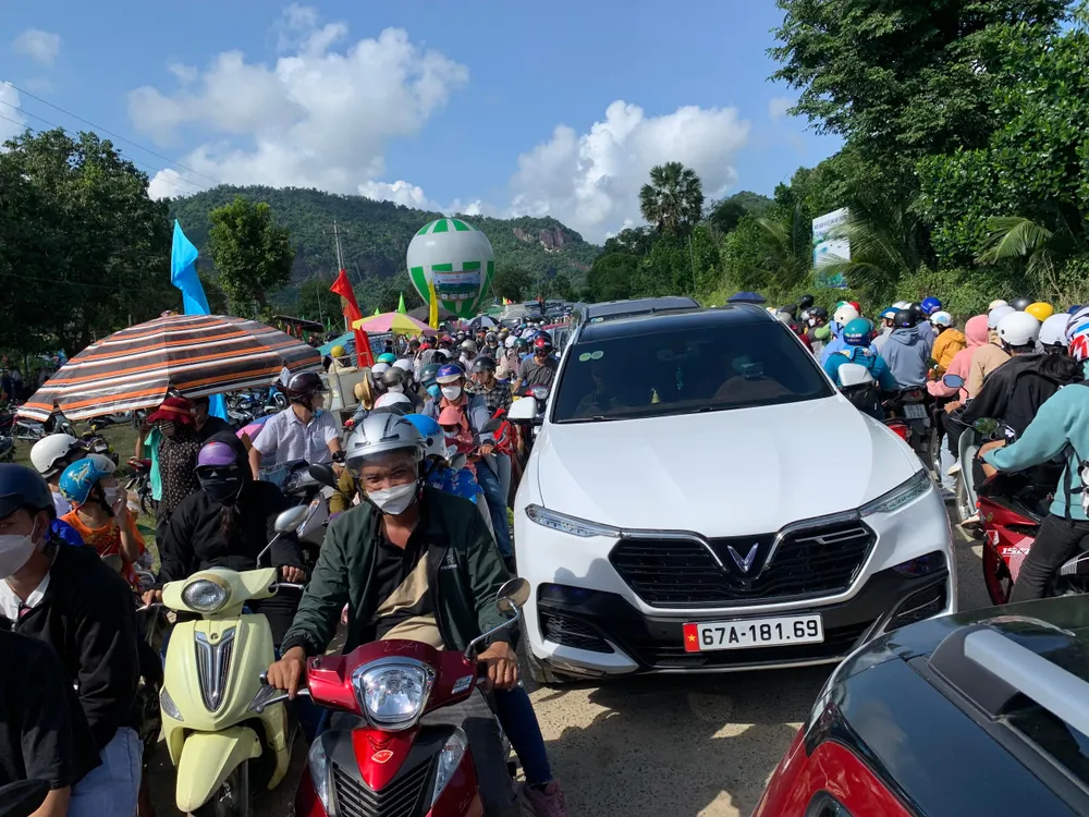 Đường dẫn vào khu vực lễ hội bị kẹt xe nghiêm trọng