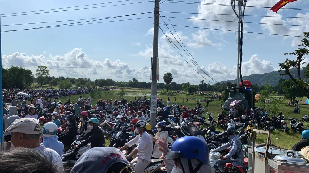 Phương tiện ùn ứ kéo dài hơn 1 tiếng đồng hồ, nhiều phương tiện xe máy phải di chuyển xuống đường dọc các cánh đồng