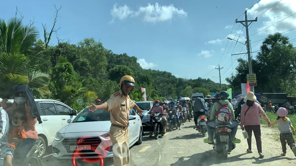 Lực lượng chức năng căng mình điều tiết giao thông, giải tỏa ùn tắc dưới thời tiết nắng nóng