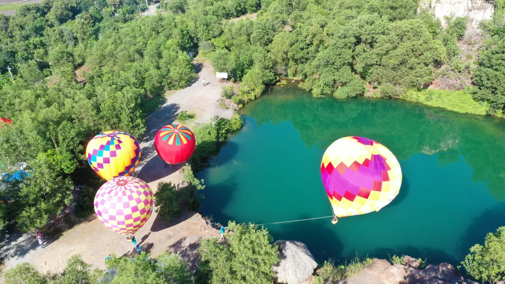 Khinh khí cầu cũng được bố trí ở khu vực Hồ Tà Pạ - điểm du lịch nổi tiếng của Tri Tôn trước đó tạo khung cảnh tuyệt đẹp