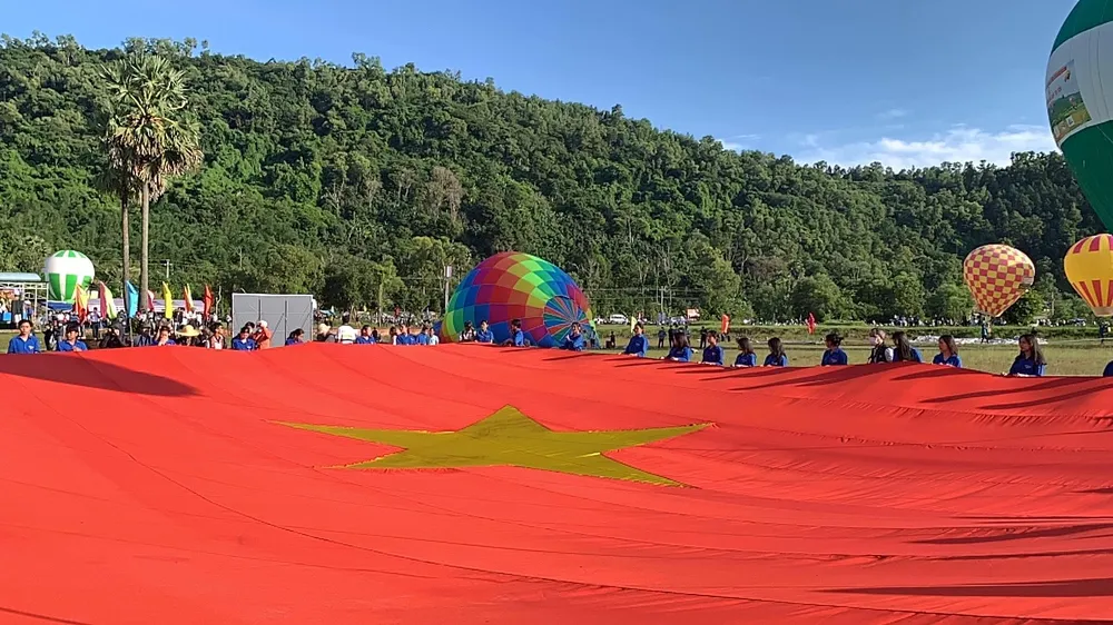 Lá cờ đỏ sao vàng kích thước 200m chuẩn bị được đưa lên bầu trời Tri Tôn