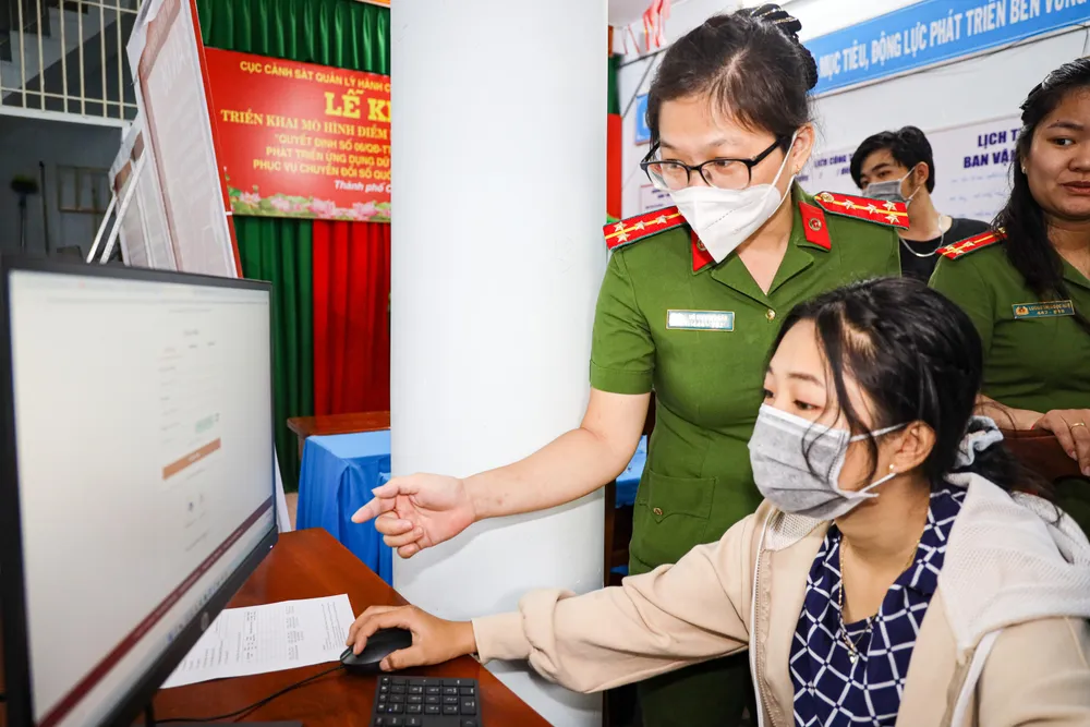 Cán bộ hướng dẫn người dân tạo tài khoản dịch vụ công để sử dụng các dịch vụ công trực tuyến trên Cổng dịch vụ công Quốc gia và Cổng dịch vụ công Bộ Công an