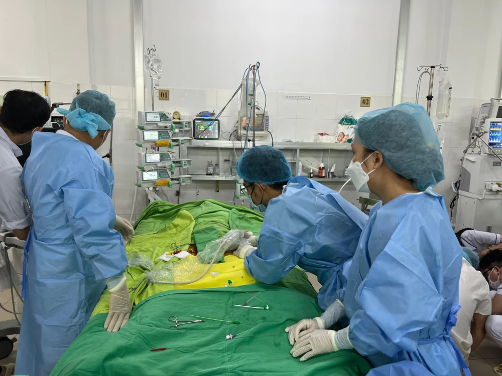 Các bác sĩ tích cực cứu chữa bệnh nhân mắc sốt xuất huyết biến chứng viêm cơ nguy kịch