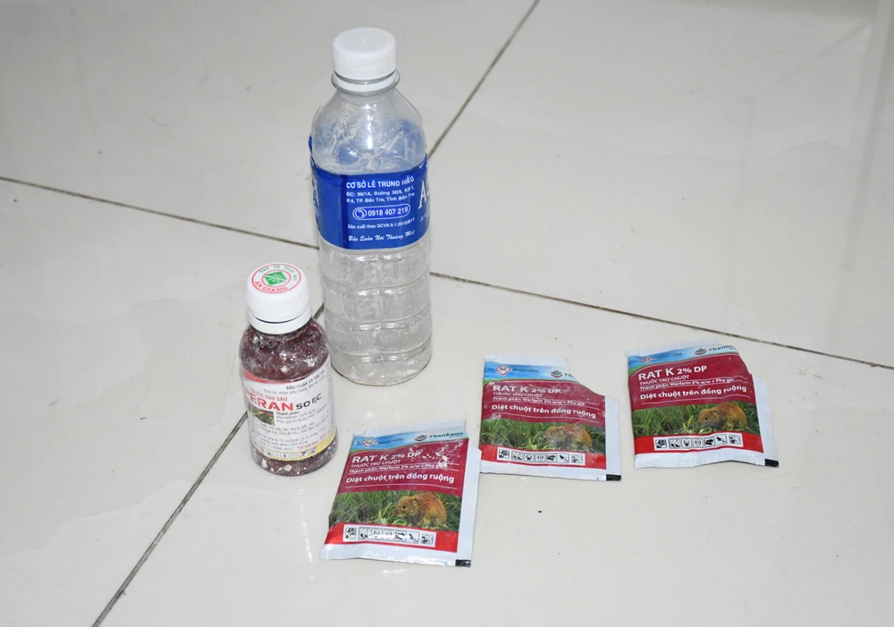 Thuốc chuột và thuốc bảo vệ thực vật Tài chuẩn bị để tự tử nhưng bất thành.