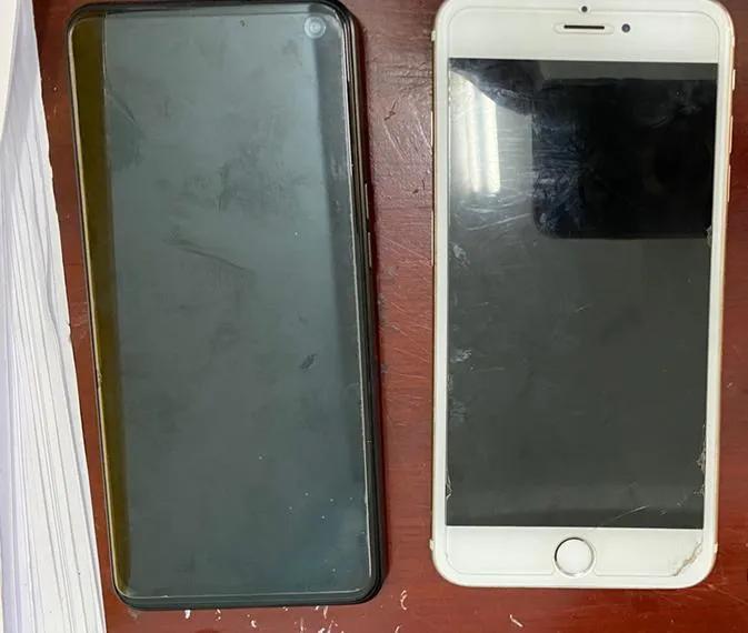 Hai điện thoại công an thu hồi lại được. Ảnh: CACC Hai điện thoại công an thu hồi lại được. Ảnh: CACC