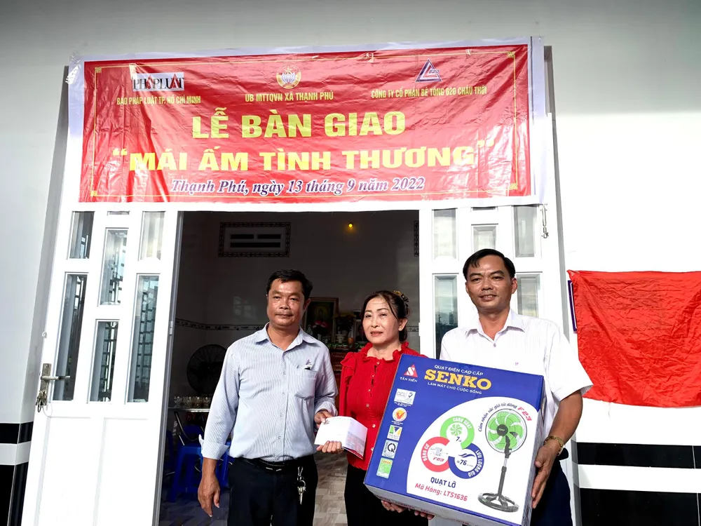 Đại diện Văn phòng đại diện báo Pháp Luật TP.HCM tại Cần Thơ và Công ty Cổ phần Bê tông 620 Châu Thới trao quà cho bà Nguyễn Thị Bé Sáu Đại diện Văn phòng đại diện báo Pháp Luật TP.HCM tại Cần Thơ và Công ty Cổ phần Bê tông 620 Châu Thới trao quà cho bà Nguyễn Thị Bé Sáu