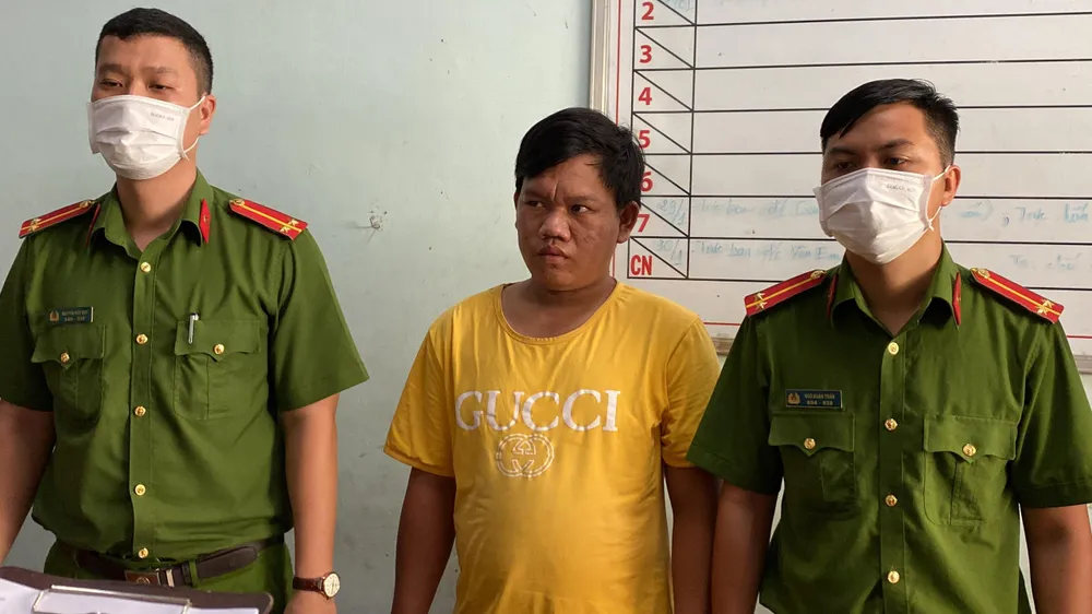 Công an đọc lệnh bắt tạm giam bị can Trương Minh Hòa. Ảnh: HD