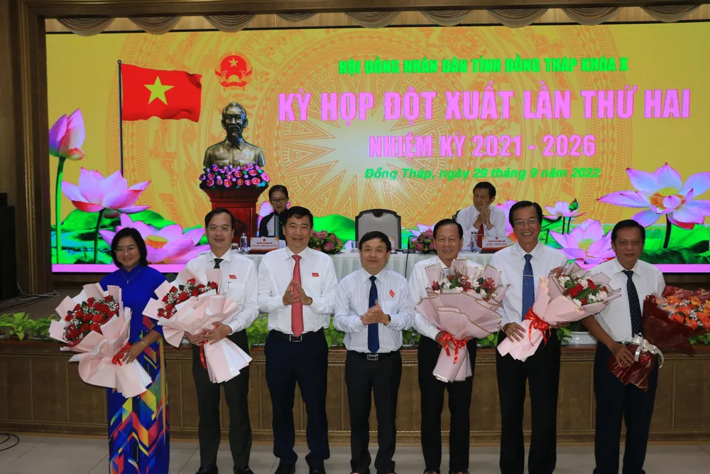 Ông Phan Văn Thắng, Chủ tịch HĐND tỉnh và ông Phạm Thiện Nghĩa, Chủ tịch UBND tỉnh Đồng Tháp tặng hoa chúc mừng hai Ủy viên UBND vừa trúng cử. Ảnh: HD