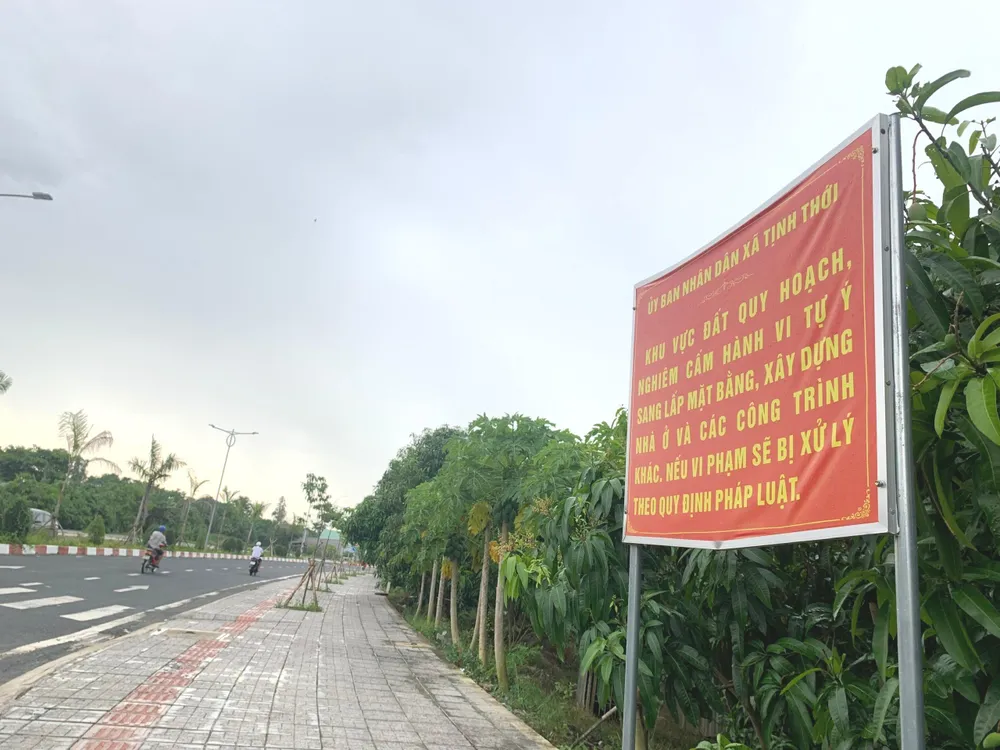 UBND xã Tịnh Thới, TP Cao Lãnh tuyên truyền, nhắc nhở người dân không xây dựng trái phép. Ảnh: HD