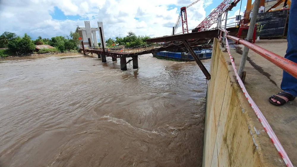 Khu vực công nhân rơi xuống nước chảy xiết. Ảnh: HD