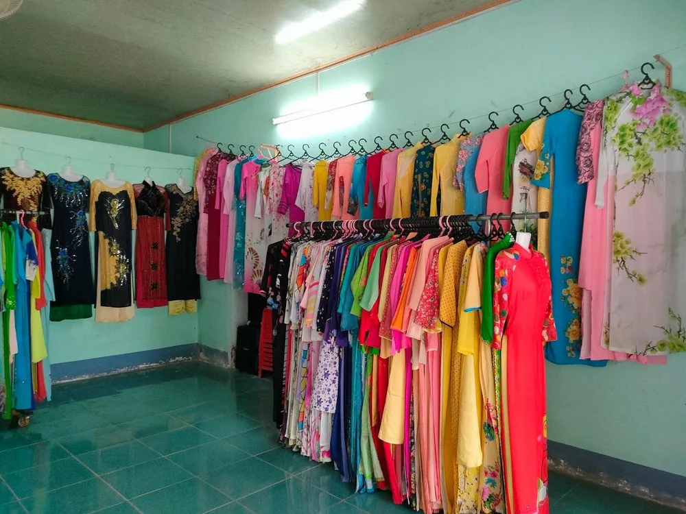 Những bộ áo dài được huy động từ nhiều cán bộ, hội viên phụ nữ trong toàn thành phố và mạnh thường quân. Ảnh: HẢI DƯƠNG Những bộ áo dài được huy động từ nhiều cán bộ, hội viên phụ nữ trong toàn thành phố và mạnh thường quân. Ảnh: HẢI DƯƠNG