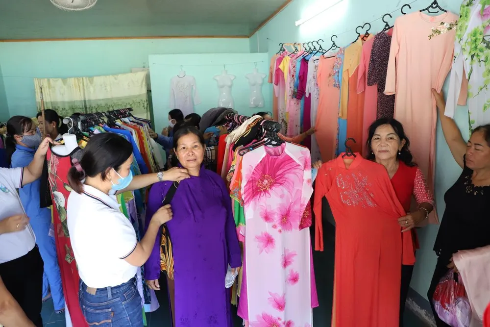 Chị em phụ nữ đến cửa hàng "Áo dài 0 đồng" thử áo dài. Ảnh: HẢI DƯƠNG Chị em phụ nữ đến cửa hàng "Áo dài 0 đồng" thử áo dài. Ảnh: HẢI DƯƠNG