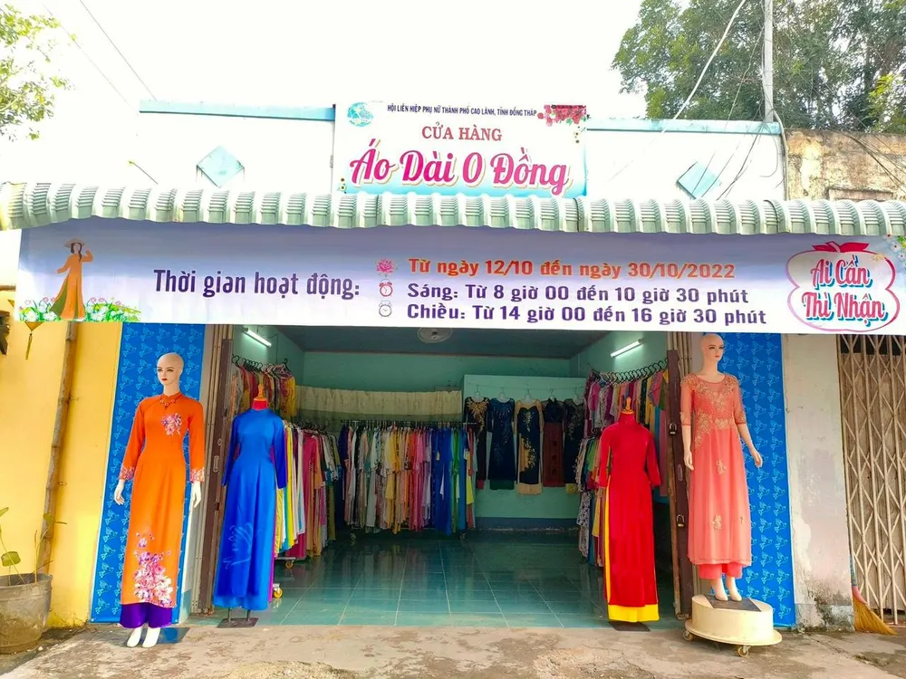 Cửa hàng “Áo dài 0 đồng” ở TP Cao Lãnh. Ảnh: HẢI DƯƠNG Cửa hàng “Áo dài 0 đồng” ở TP Cao Lãnh. Ảnh: HẢI DƯƠNG