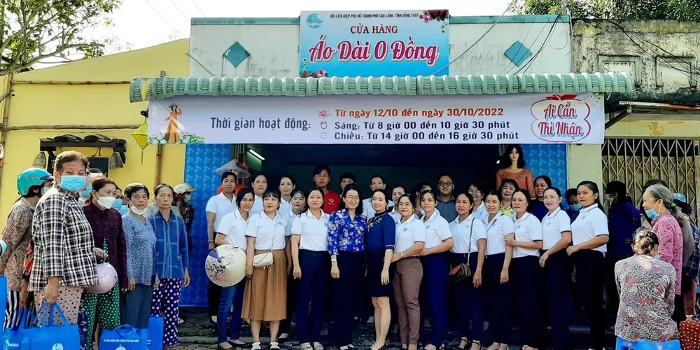 Do số lượng chị em quan tâm quá đông, để đáp ứng nhu cầu phục vụ, cửa hàng “Áo dài 0 đồng" điều chỉnh thời gian hoạt động lại thành từ thứ 2 đến thứ 6 và diễn ra đến hết 30-10. Ảnh: HẢI DƯƠNG Do số lượng chị em quan tâm quá đông, để đáp ứng nhu cầu phục vụ, cửa hàng “Áo dài 0 đồng" điều chỉnh thời gian hoạt động lại thành từ thứ 2 đến thứ 6 và diễn ra đến hết 30-10. Ảnh: HẢI DƯƠNG
