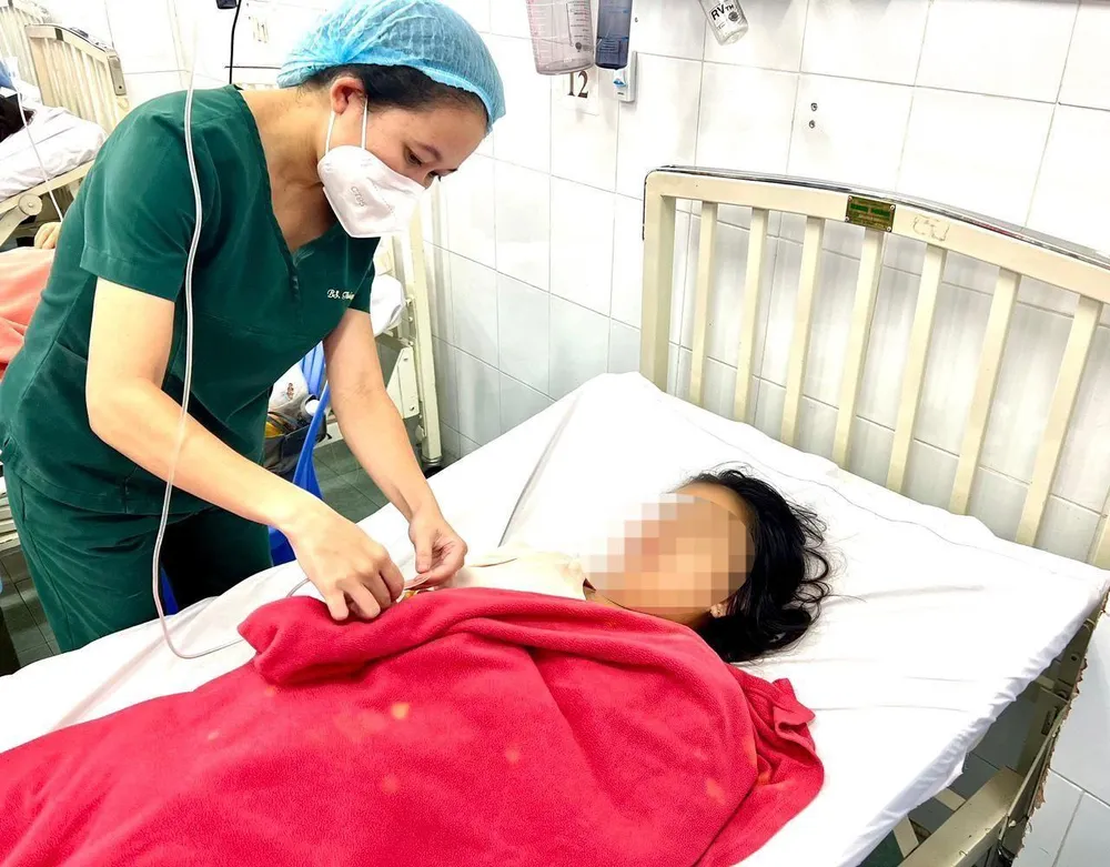 Sản phụ bị sốt xuất huyết nặng được cấp cứu, đỡ đẻ thành công. Ảnh: BVCC Sản phụ bị sốt xuất huyết nặng được cấp cứu, đỡ đẻ thành công. Ảnh: BVCC