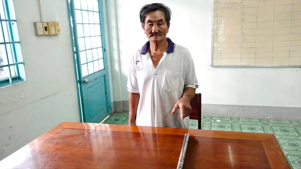 Ông Nguyễn Văn Kiên cùng hung khí gây án. Ảnh: CACC Ông Nguyễn Văn Kiên cùng hung khí gây án. Ảnh: CACC