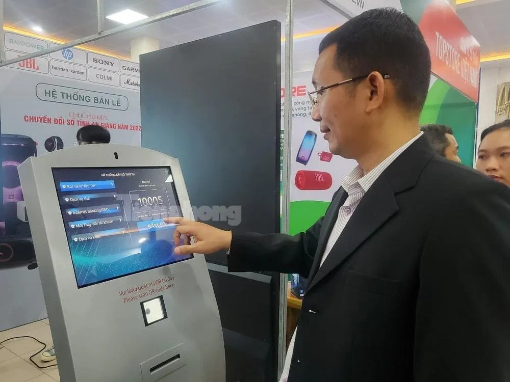 Máy lấy số tự động được trưng bày trong Chuỗi sự kiện Chuyển đổi số tỉnh An Giang năm 2022. Ảnh: HD