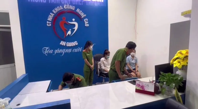 Công an khám xét phòng khám Nha Khoa Công nghệ Cao An Giang. Ảnh: HD