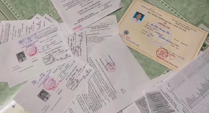 Bằng, chứng chỉ giả do Vũ Xuân Tú mua để hành nghề. Ảnh: HD
