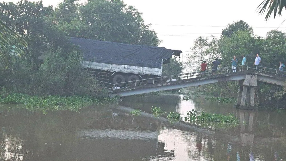 Xe chở gạo 30 tấn cố qua cầu tải trọng 5 tấn khiến cầu gãy sập. Ảnh: CACC Xe chở gạo 30 tấn cố qua cầu tải trọng 5 tấn khiến cầu gãy sập. Ảnh: CACC