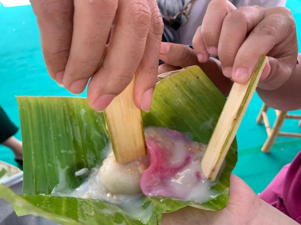 Đúng như tên gọi Ngày hội Lá tất cả các sản phẩm, vật dùng đều được làm bằng lá. Bánh dân gian được gói bằng lá chuối, que lấy bánh cũng được làm từ cọng dừa, cùng với tiếng rao "Bánh bèo, bánh mặn, bánh chuối hôn..." thánh thót của Má Chín như kéo về cả một miền ký ức.