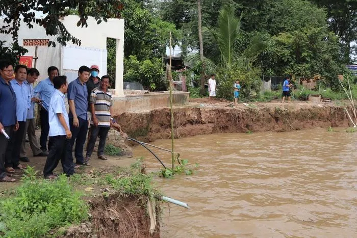 Ông Phạm Thiện Nghĩa - Chủ tịch UBND tỉnh Đồng Tháp cùng ngành chức năng khảo sát khu sạt lở bờ sông Tiền thuộc xã Tân Qưới. Ảnh: THÀNH NHƠN