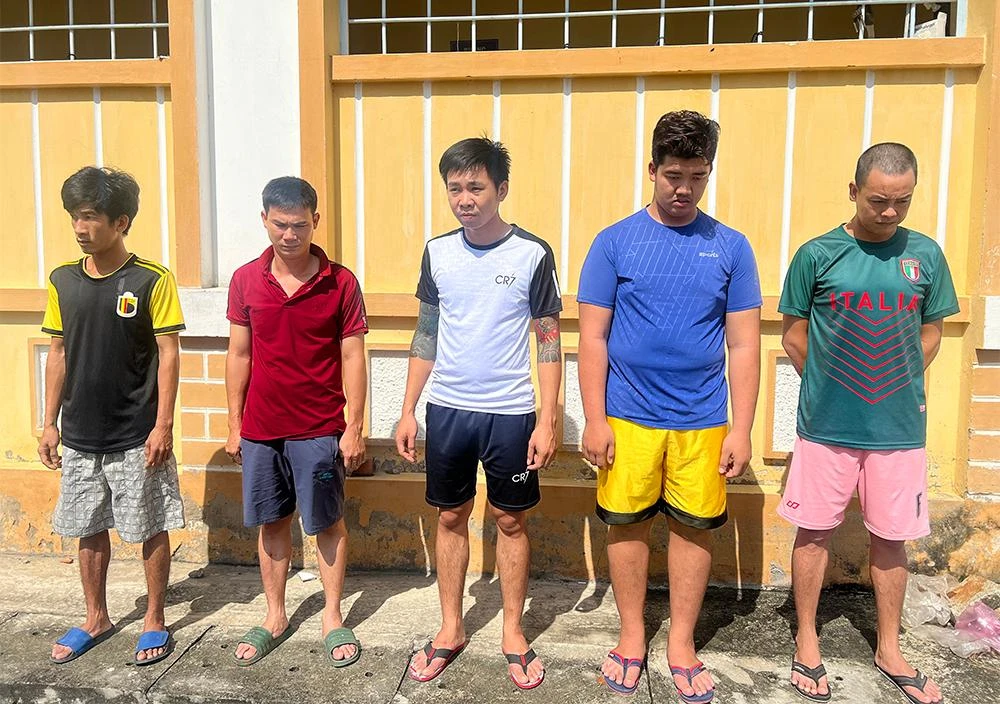 Nhóm người trộm giày và tiêu thụ đồ gian bị công an tạm giữ. Ảnh: CACC
