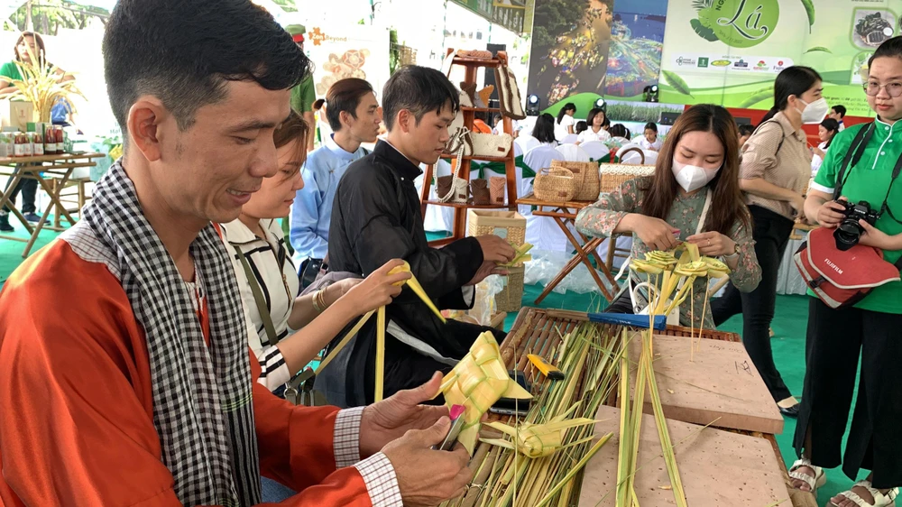 Hướng dẫn thắt đồ chơi bằng lá dừa.