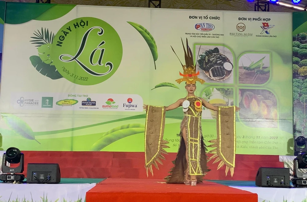 Trang phục được tạo nên từ các loại lá vô cùng đặc sắc