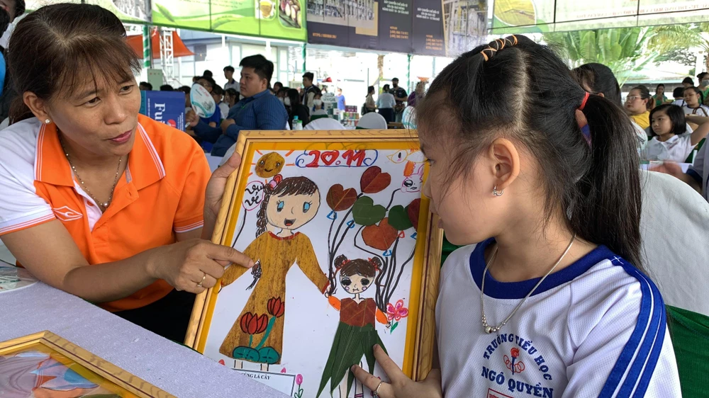 Cô Hiền - giáo viên Mỹ thuật trường Tiểu học Ngô Quyền cho biết tất cả các bức tranh đều do các em học sinh làm. "Tự tay các em đi sưu tầm lá khô về cắt dán, rồi tô màu lên theo chủ đề các em yêu thích. Qua đó các em cũng học tập được ý thức bảo vệ môi trường, truyền tải thông điệp hãy giữ lấy môi trường xanh" - cô Hiền chia sẻ.