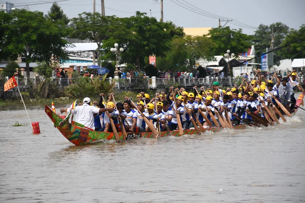 Sau đó đội xuất sắc nhất sẽ cùng nhau tranh tài ở vòng chung kết Sau đó đội xuất sắc nhất sẽ cùng nhau tranh tài ở vòng chung kết
