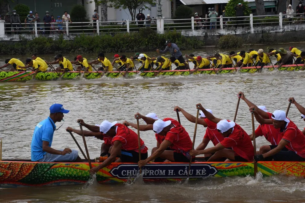 Trong nền nhạc ngũ âm truyền thống, trong tiếng hò reo cổ vũ của đông đảo khán giả, các đội đua càng hăng hái Trong nền nhạc ngũ âm truyền thống, trong tiếng hò reo cổ vũ của đông đảo khán giả, các đội đua càng hăng hái