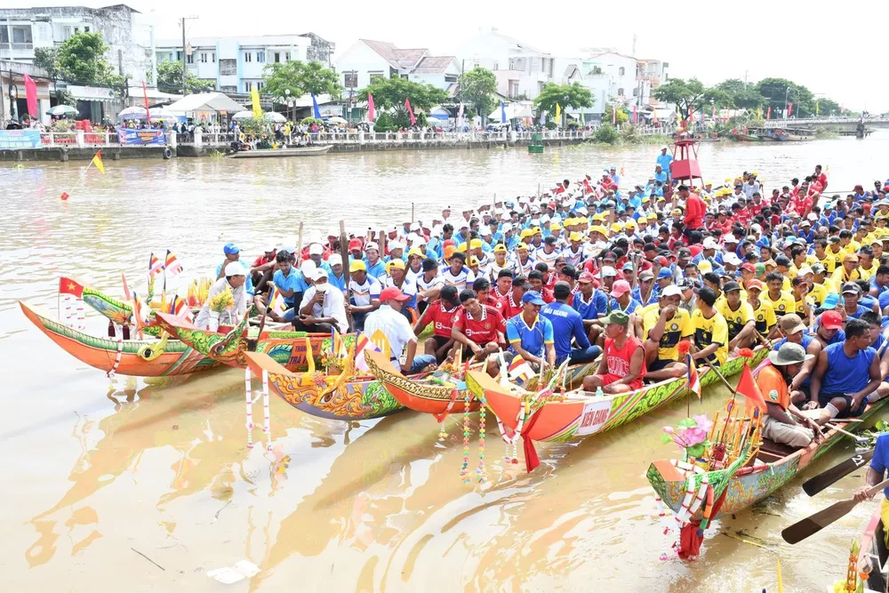 Các đội đua tập trung ở sông Long Bình chuẩn bị tranh Giải Đua ghe ngo. Ảnh: HỒ GIANG Các đội đua tập trung ở sông Long Bình chuẩn bị tranh Giải Đua ghe ngo. Ảnh: HỒ GIANG