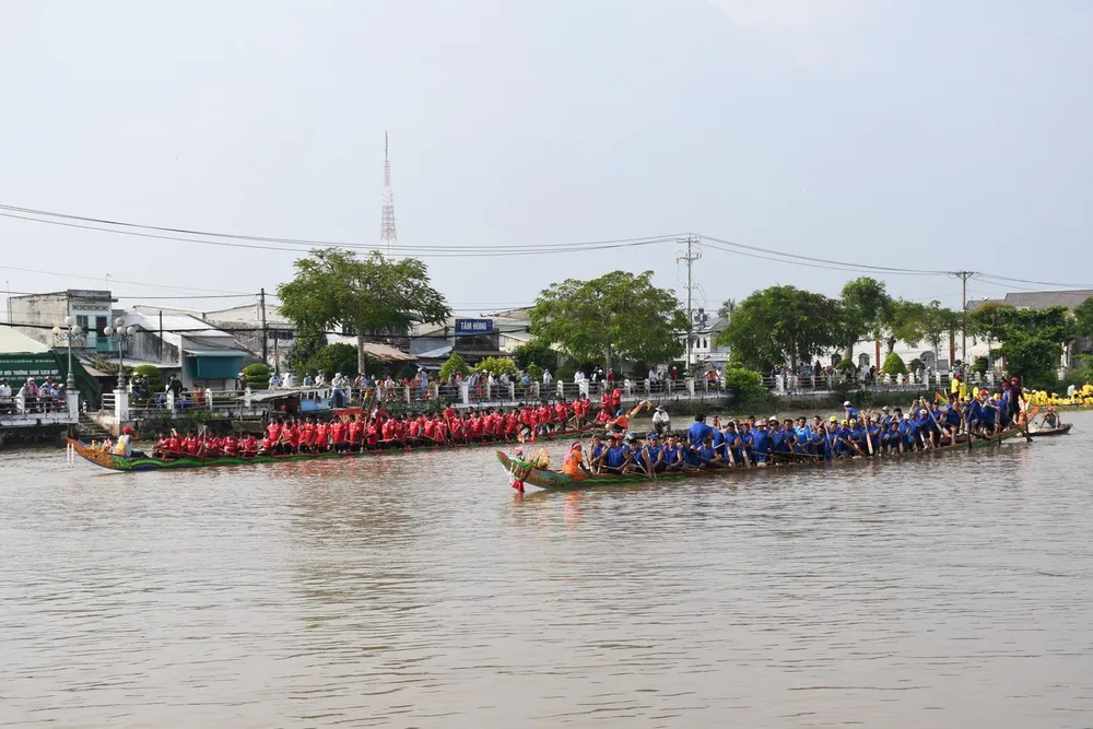 Khi nước thủy triều lên cao, cuộc đua ghe ngo chính thức bắt đầu Khi nước thủy triều lên cao, cuộc đua ghe ngo chính thức bắt đầu