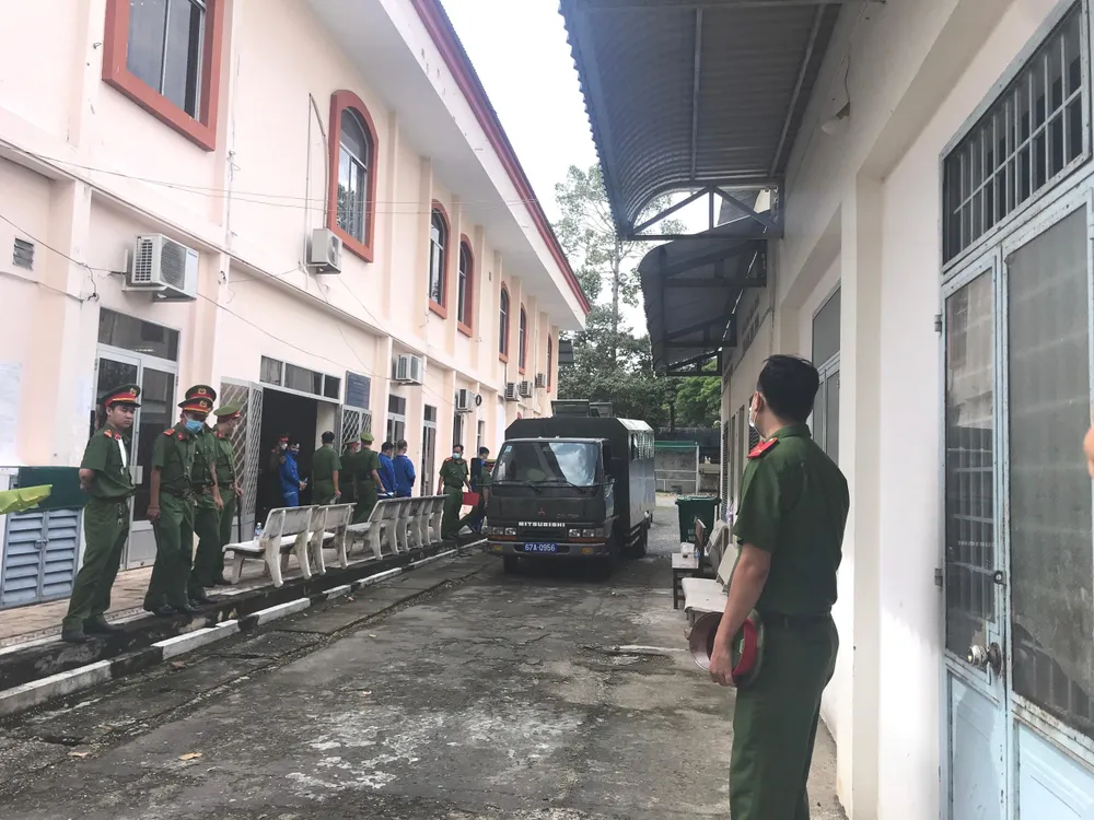 Lực lượng hỗ trợ tư pháp dẫn giải các bị cáo. Ảnh: HD Lực lượng hỗ trợ tư pháp dẫn giải các bị cáo. Ảnh: HD