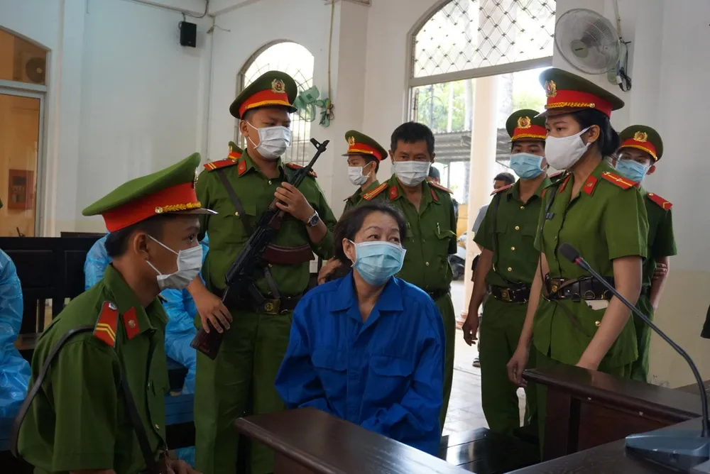 Bà trùm buôn lậu Nguyễn Thị Kim Hạnh (Mười Tường) Bà trùm buôn lậu Nguyễn Thị Kim Hạnh (Mười Tường)