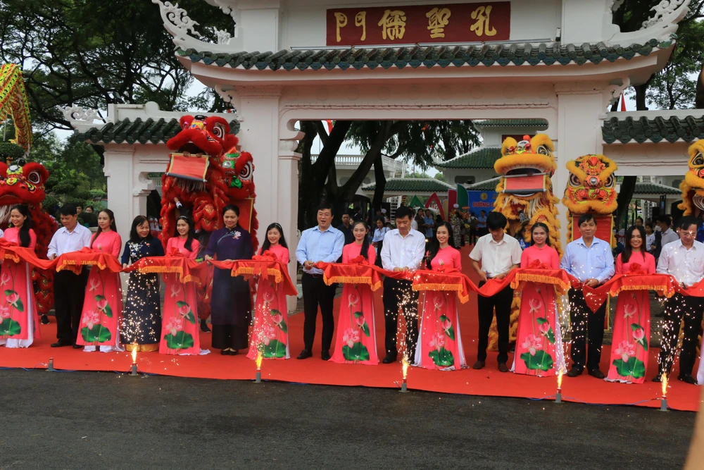 đường sách đầu tiên tại ĐBSCL