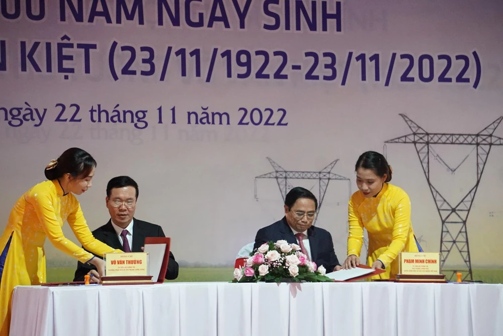 Thủ tướng Phạm Minh Chính và Thường trực Ban bí thư Võ Văn Thưởng ký phát hành bộ tem "Kỷ niệm 100 năm sinh Thủ tướng Võ Văn Kiệt"