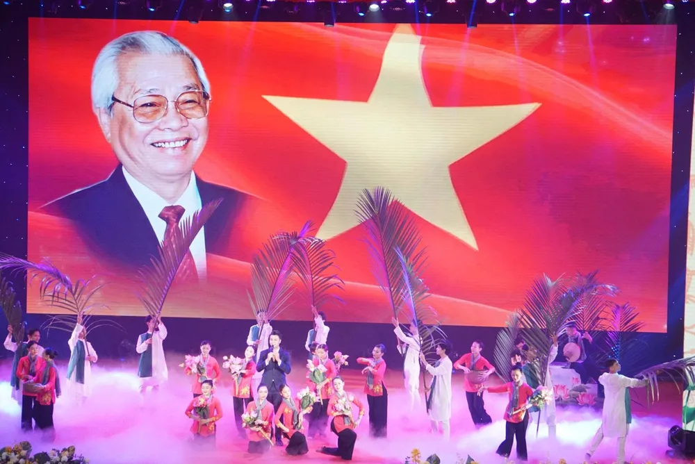 Chương trình nghệ thuật trong Lễ kỷ niệm 100 năm ngày sinh Thủ tướng Võ Văn Kiệt. Ảnh: HẢI DƯƠNG