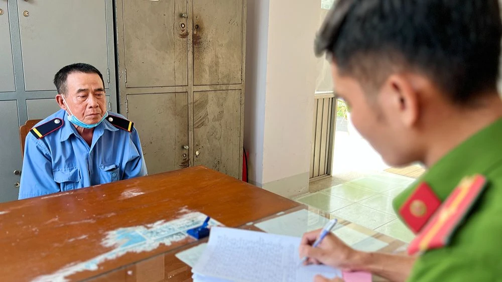 bảo vệ trộm tiền của khách bảo vệ trộm tiền của khách