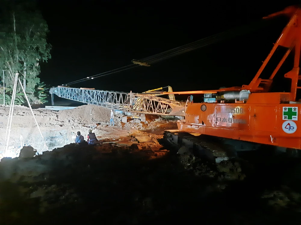 bé trai rơi trụ bê tông bé trai rơi trụ bê tông