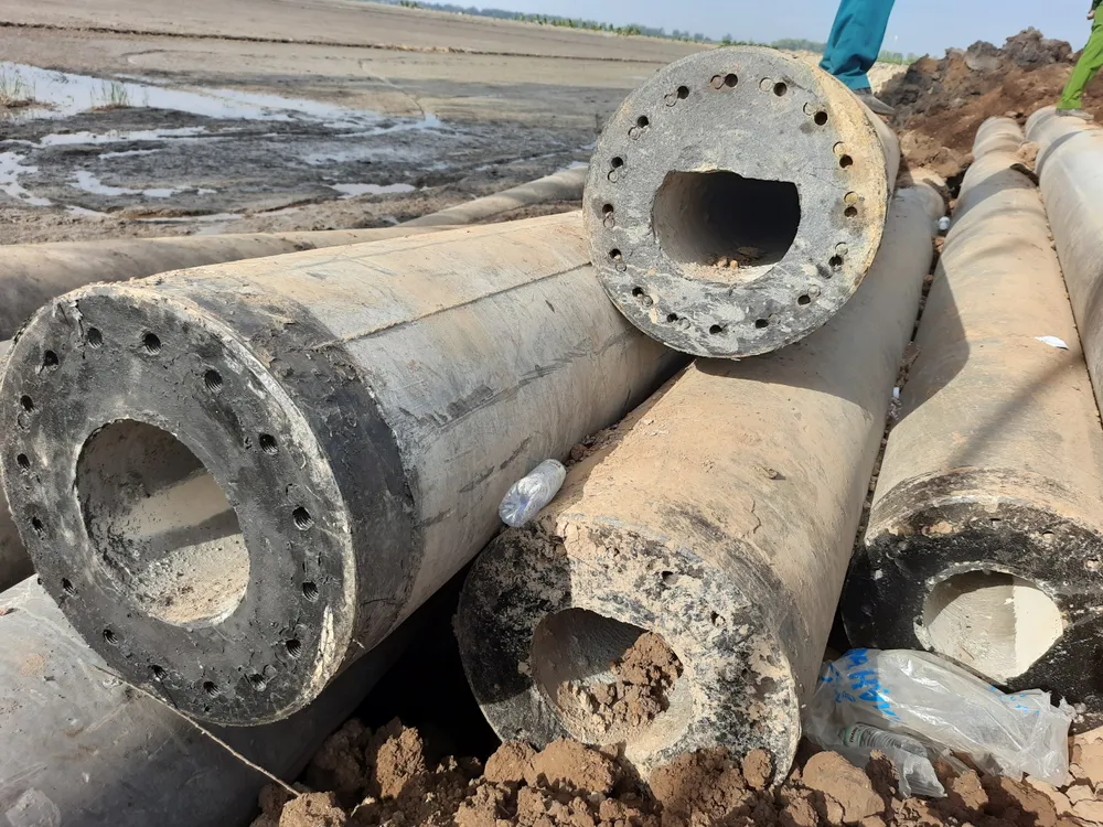 rơi xuống trụ bê tông