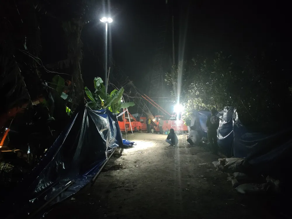 bé trai rơi trụ bê tông