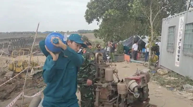 bé trai rơi trụ bê tông