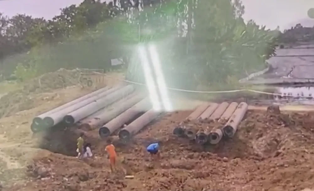 bé trai rơi trụ bê tông