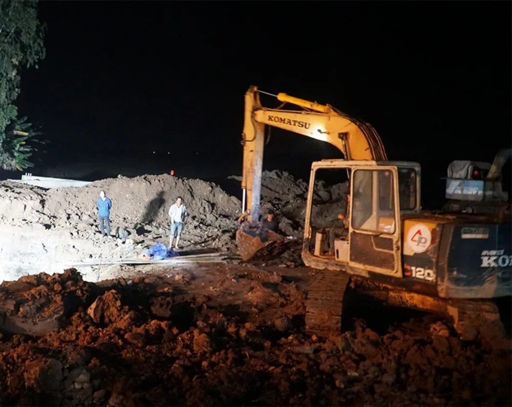 bé trai rơi trụ bê tông bé trai rơi trụ bê tông