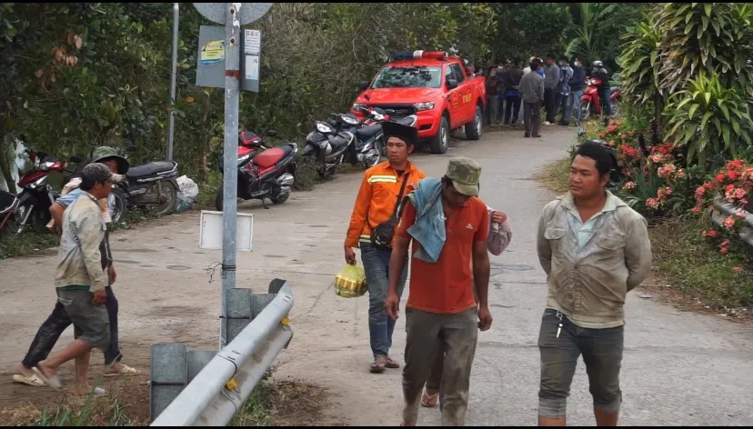 bé trai rơi trụ bê tông bé trai rơi trụ bê tông