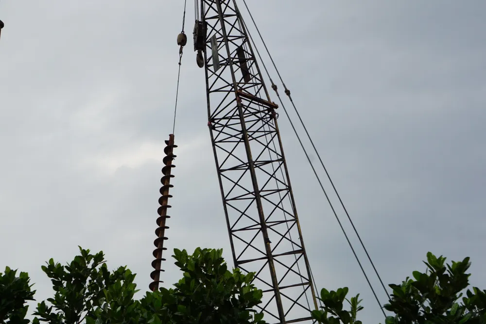 bé trai rơi trụ bê tông bé trai rơi trụ bê tông