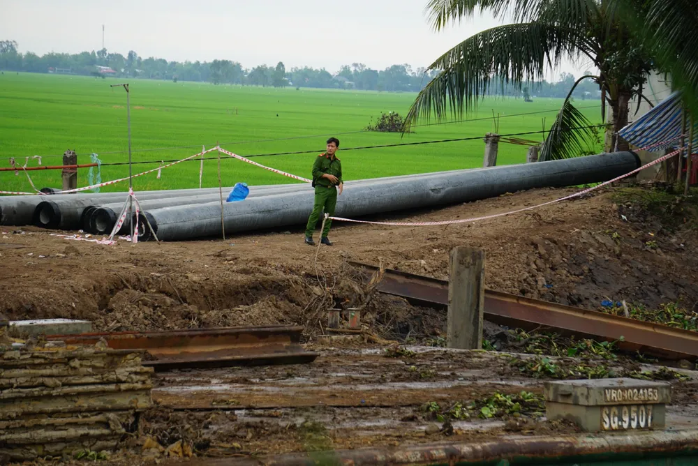 bé trai rơi trụ bê tông bé trai rơi trụ bê tông